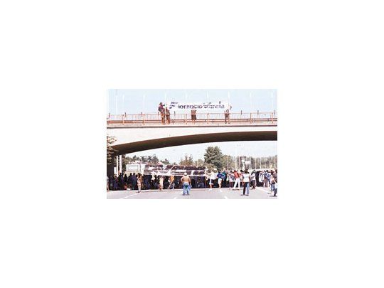 Los piqueteros del ex convicto Emilio Alí se atrincheraron bajo el puente El Trébol, bloqueando los carriles de la autopista Riccheri que une el Aeropuerto Internacional de Ezeiza con la Capital Federal.