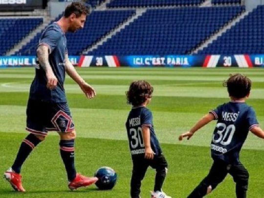 Los Messi se divirtieron en su casa con un fútbol en pijama.