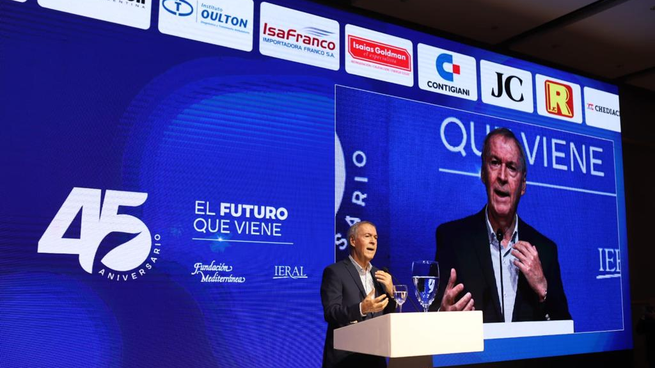 El gobernador Juan Schiaretti, durante su disertacion en la Fundación Mediterránea.