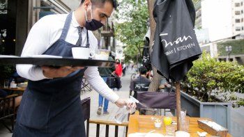 La pandemia y la “nueva normalidad” permitieron el nacimiento de la era de los protocolos. Los restaurantes, bares, hoteles, cafeterías y patios de comidas siguen en el centro de las miradas.
