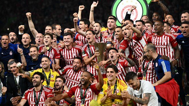 Campeones. A sus 99 años, el club griego Olympiacos consiguió su primer título internacional.