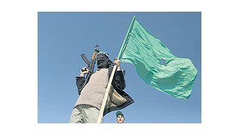 ámbito.com | Fusil y bandera partidariaen mano, un miliciano deHamas celebra laconmocionante victoria desu partido en los comiciospalestinos.
