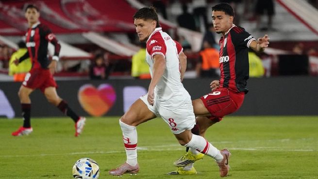 River le ganó 2 a 1 a Huracán en un debut de Eduardo Coudet con polémicas.