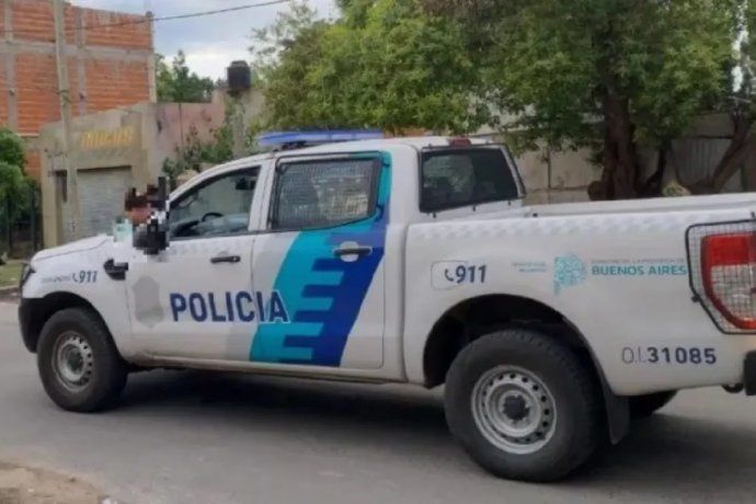 La policía bonaerense trabaja en el lugar.  