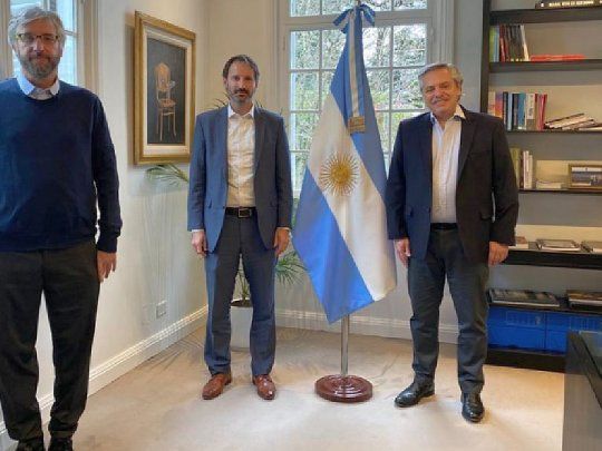 El director científico de la Fundación INFANT, Fernando Polack (izquierda), en una visita al presidente Alberto Fernández en la residencia de Olivos junto al gerente general de la compañía farmacéutica Pfizer, Nicolás Vaquer.