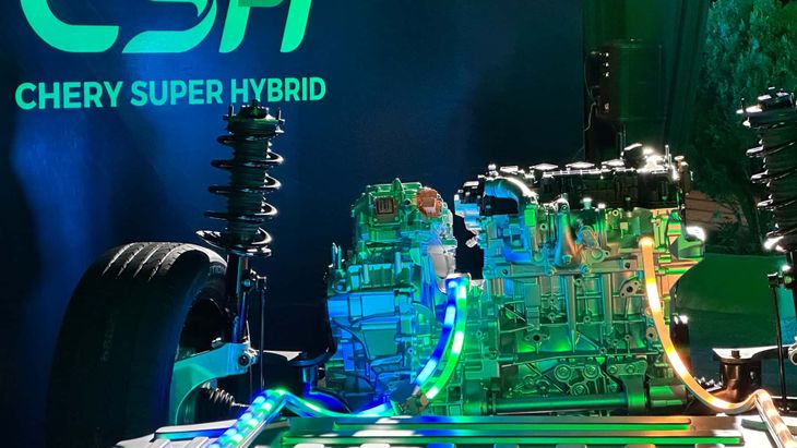 The CSH system integrates a 1.5 high efficiency turbo engine along with up to three electrical drivers, a great performance battery and an innovative three -speed automatic transmission. Photo: Insidevs.