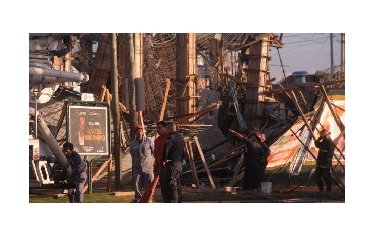Cinco obreros fueron rescatados por los Bomberos locales tras el derrumbe.