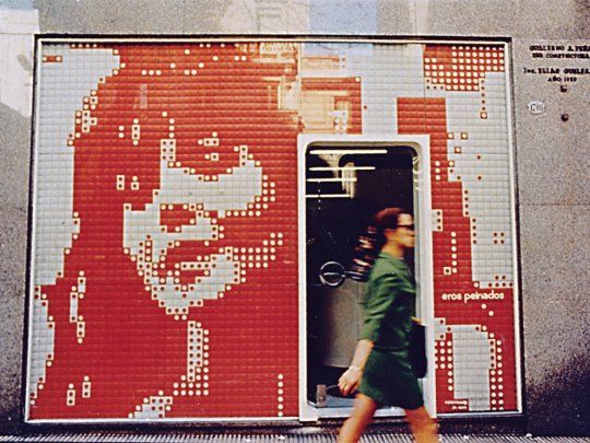 peluquería eros. Humberto Rivas fotografió la fachada con el bello rostro de Natalie Wood pixelado, dividido en cuadrados de plástico de cinco centímetros rojos y blancos.