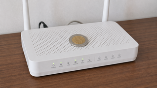 Por qué es una pésima idea colocar una moneda encima del módem WiFi.