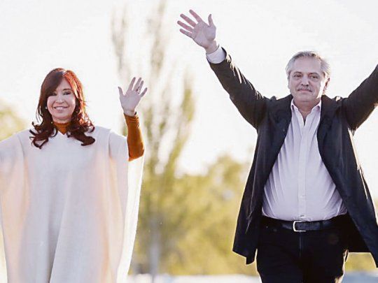 Compañeros. Alberto Fernández y Cristina de Kirchner celebraron la unidad del peronismo en La Pampa y brindaron encendidos discursos donde le apuntaron a Mauricio Macri.&nbsp;