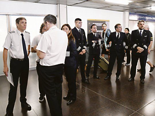 Freno. Pilotos ayer en Aeroparque contra la revolución de los aviones. Anunciaron un paro para el jueves y viernes contra la flexibilización para revalidar en el país brevet de extranjeros que comanden aviones.&nbsp;