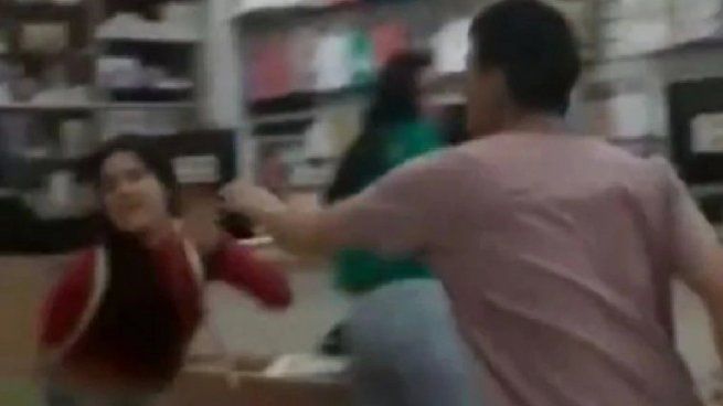 comerciante chino agrede a su empleada.webp