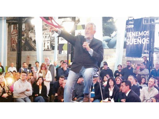 Todos unidos triunfaremos. Rodríguez Saá hizo campaña en Avellaneda junto al intendente kirchnerista Jorge Ferraresi.