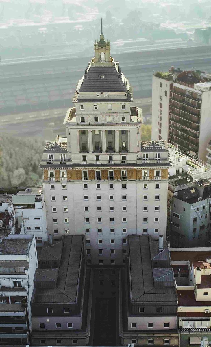Recientemente reformado, el hotel se inspira en la época  dorada de Argentina para hacer honor al edificio que lo alberga, el histórico  Edificio Mihanovich.