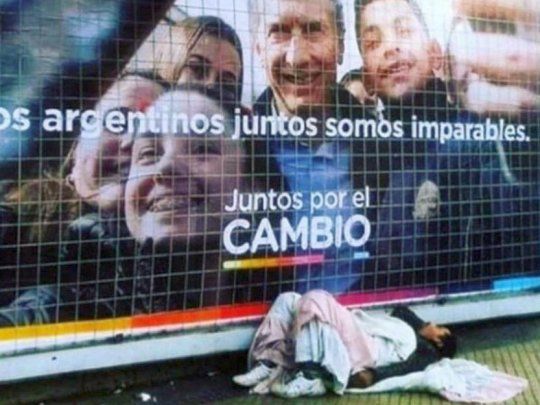 La imagen se viralizó por las redes sociales en julio de 2019. La foto se completa con un cartel de alquila sobre el afiche de campaña de Juntos por el Cambio. 