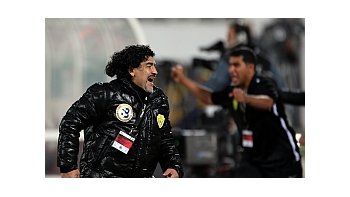 Maradona festeja con sus asistentes una nueva victoria.