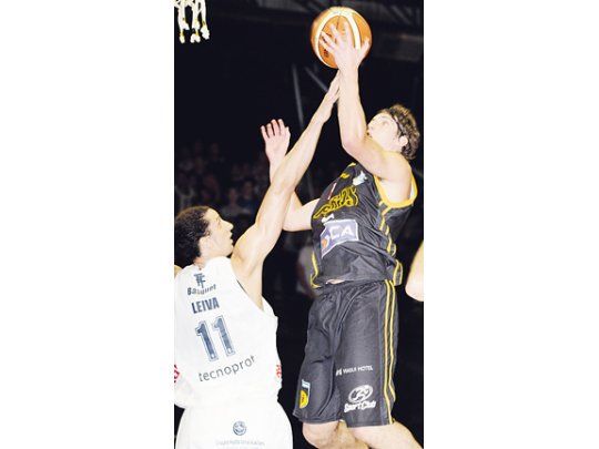 Obras aprovechó la localía y obtuvo una victoria clave ante Peñarol, al que ahora le saca 1,5 punto de ventaja.