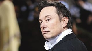Elon Musk visitó el campo de concentración de exterminio en Polonia.