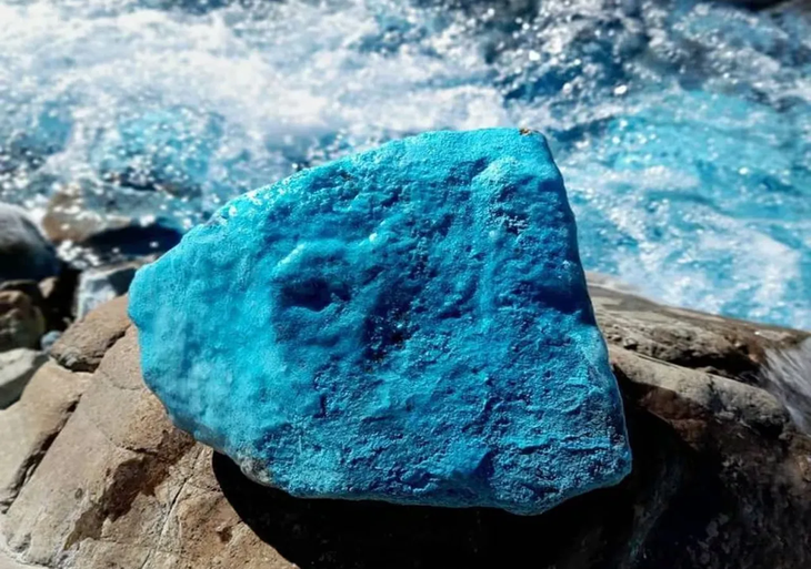 Its characteristic color is due to the minerals in the ice of its composition. Its characteristic color is due to the minerals in the ice of its composition.