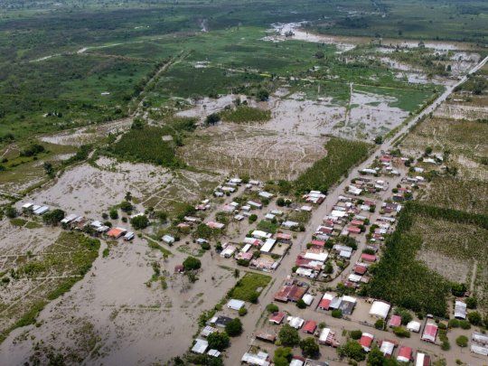 Varios pueblos en el sur del lago de Maracaibo, en el estado Zulia, quedaron bajo las aguas tras la fractura de diques. &nbsp;