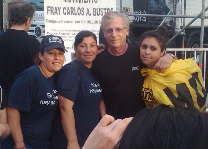 El actor Gerardo Romano, entre los militantes K. Luego tomó el micrófono y fue el vocero de las consignas K.