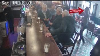 connor mcgregor le pego una pina a un anciano que no le acepto un vaso de whisky