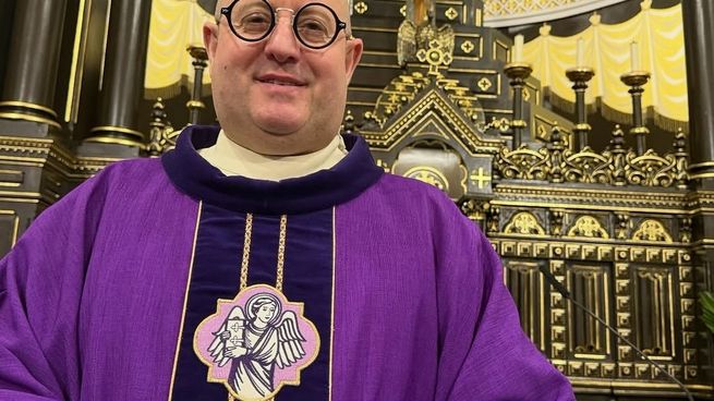 El cura que revolucionó el mundo de la música homenajeando al Papa Francisco
