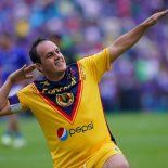 El exGobernador Cuauhtémoc Blanco volvió a protagonizar un hecho desagradable. Como la asemana pasada lo llevó a cabo en la Cámara de Dipuados, ahora lo hizo en el Clásico de Leyendas entre América y Chivas, pegándole una artera patada de atrás a Alberto Vendo Medina. El exGobernador Cuauhtémoc Blanco volvió a protagonizar un hecho desagradable. Como la asemana pasada lo llevó a cabo en la Cámara de Dipuados, ahora lo hizo en el Clásico de Leyendas entre América y Chivas, pegándole una artera patada de atrás a Alberto Vendo Medina.
