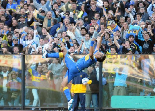 El defensor festeja con una pirueta mientras la platea celebra el gol de Carrizo en contra.