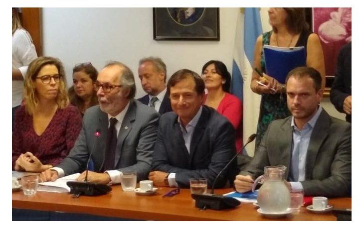 Laura Alonso y Fernando Sánchez presentaron en Diputados el proyecto para una nueva ley de ética pública.