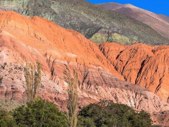 El Cerro de los Siete Colores, un ícono del turismo en el NOA.