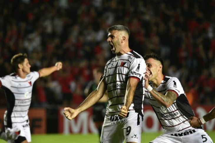 Tras su paso por Colón de Santa Fe, donde convirtió siete goles en 31 partidos, el delantero decidió colgar los botines luego casi 20 años de carrera. Tras su paso por Colón de Santa Fe, donde convirtió siete goles en 31 partidos, el delantero decidió colgar los botines luego casi 20 años de carrera.