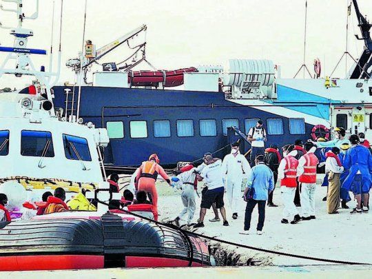 La noche del s&aacute;bado arribaron a Lampedusa 450 personas en un solo barco.