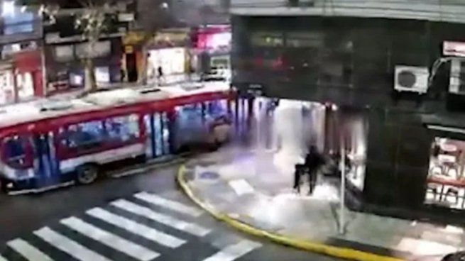 Un colectivo chocó contra un semáforo en Recoleta
