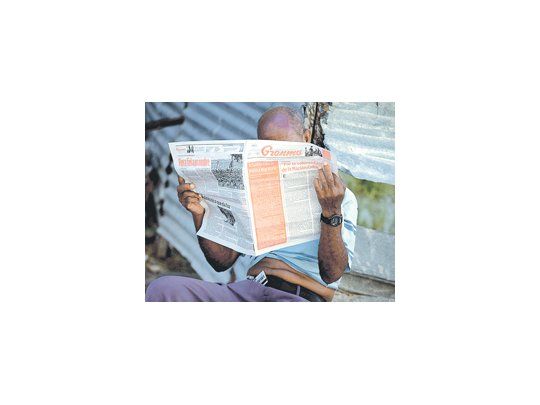 La prensa oficial cubana dio ayer amplio destaque a la liberalización de los viajes al exterior. Un nuevo hito en el sendero de la isla hacia formas políticas menos represivas.