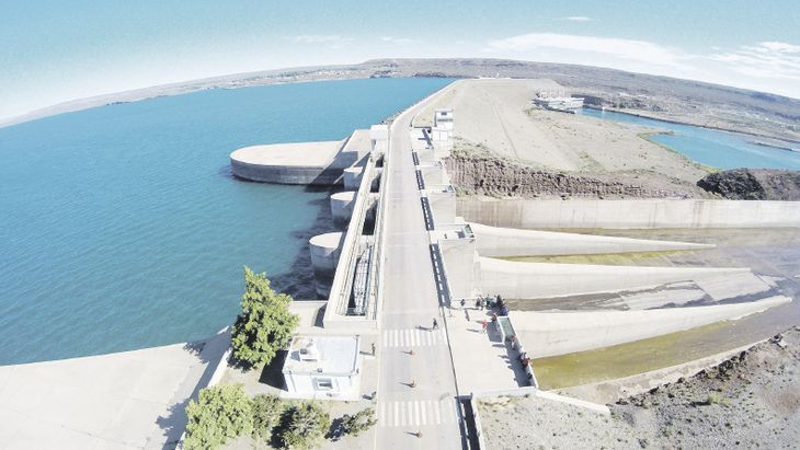 La represa El Chocón es una central hidroeléctrica ubicada sobre el río Limay, en las provincias de Neuquén y Río Negro. Forma parte de un complejo hidroeléctrico que cuenta con una capacidad instalada de 1.260 megawatts y que comprende también la central del embalse de Arroyito.