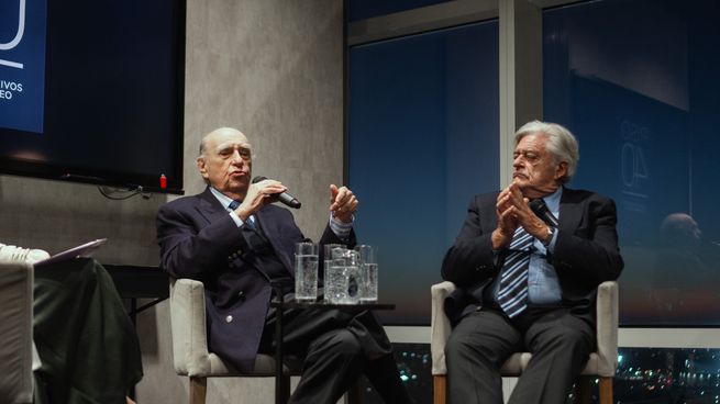 Los expresidentes Luis Alberto Lacalle Herrera y Julio María Sanguinetti disertaron sobre la continuidad democrática del Uruguay.