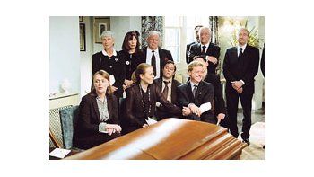 MUERTE EN UN FUNERAL