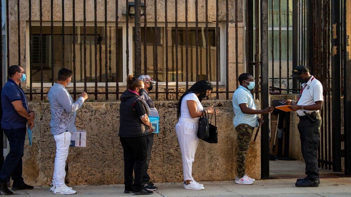 The United States gave visas to Cuba again after four years of closure