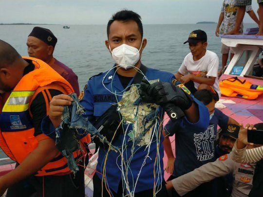 Indonesia: Desapareció un avión Boeing 737 poco después de despegar de Yakarta y los primeros rescatistas en llegar al lugar encuentran lo que podrían ser partes del avión.