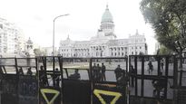 escenarios. Para el debate en la Cámara alta esta vez hubo vallados en varios sectores. Los jefes del kirchnerismo y radicalismo, José Mayans y Luis Naidenoff, respectivamente, votaban anoche a favor del acuerdo con el FMI.