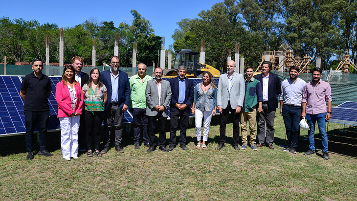 En el acto de inicio de las obra del Centro de Energiacuteas Renovables estuvieron el subsecretario de Energiacutea de la Provincia Gastoacuten Ghioni el subsecretario de Ciencia Tecnologiacutea e Innovacioacuten bonaerense Federico Aguumlero el Presidente de la Comisioacuten de Investigaciones Cientiacuteficas Roberto Salvarezza y el director del Consejo Provincial Universitario Alejandro Villar entre otros funcionarios