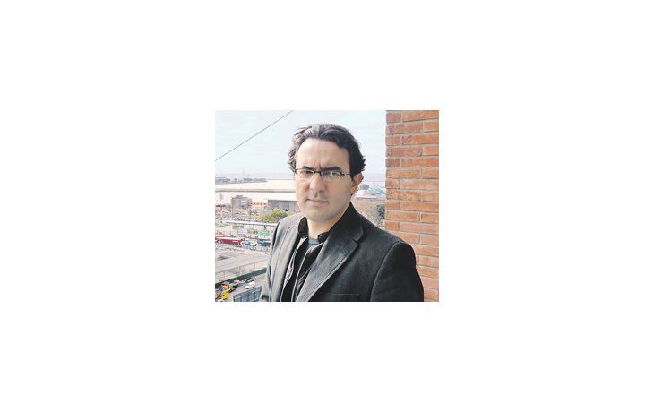 Juan Gabriel Vásquez ganó el Premio Alfaguara 2011 con su primera novela en abordar el tema del narcotráfico, «no para dar información de la violencia sino sobre el impacto en nuestra vida íntima, en nuestra forma de amar, de tener hijos».