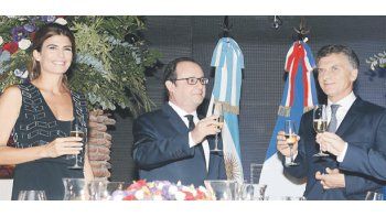 Mauricio Macri, François Hollande y Juliana Awada ayer en la cena de gala que el Gobierno le ofreció al presidente de Francia en el Museo del Bicentenario.