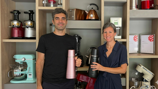 Carlos Genoud y Victoria Riqué, fundadores del estudio xCruze, con el e-termo diseñado para Peabody. Carlos Genoud y Victoria Riqué, fundadores del estudio xCruze, con el e-termo diseñado para Peabody.