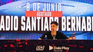 Durante una conferencia de prensa, el artista se emocionó hasta las lágrimas con una pregunta de su madre.