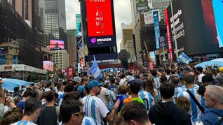 Fútbol argentino, al palo en Estados Unidos: miles de hinchas realizaron un banderazo histórico en el corazón de Nueva York.