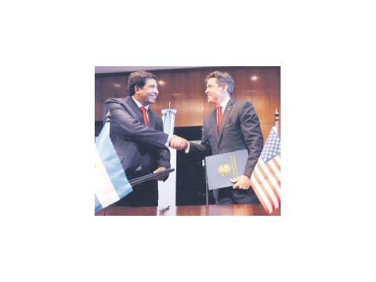 El titular de la AFIP, Ricardo Echegaray, y el embajador de EE.UU., Noah Mamet, tras la firma del memorando sobre comercio exterior.