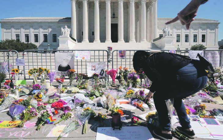 ÍCONO. Cientos de personas se acercaron desde el viernes a la Corte Suprema de Justicia, en Washington, a rendirle tributo a Ruth Bader Ginsburg, quien se ganó un lugar en la historia de la conquista de derechos y de la lucha contra las discriminaciones.&nbsp;&nbsp;