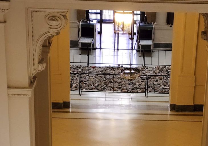 Las piedras que homenajeaban a las víctimas de la pandemia, olvidadas en Balcarce 50.